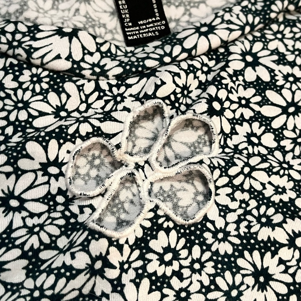 FOREVER 21 || Green Floral cut out Top - Picture 3 of 6